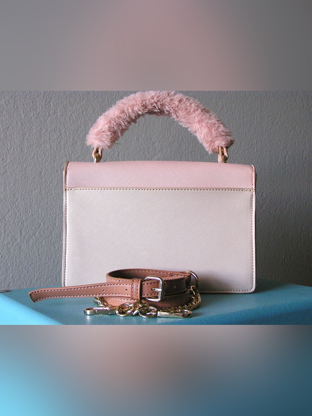 Guess Handbag - Picture 3 of 3